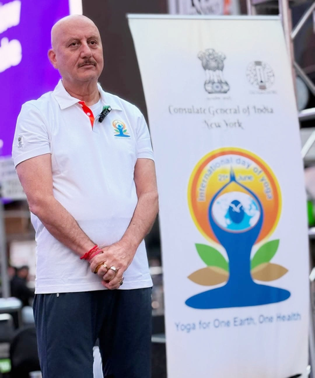 Anupam Kher celebrated Yoga Day in New York, said- 'Representing India is a matter of pride'