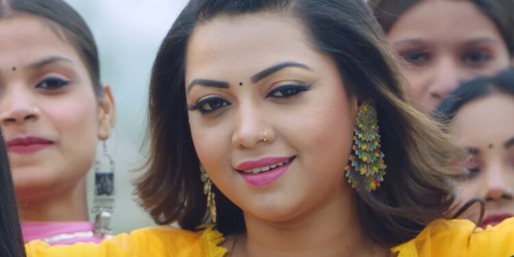 Bhojpuri Song: तोहरा चुम्मा में Dinesh Lal Yadav और Raksha Gupta की रोमांटिक केमिस्ट्री ने जीता दिल