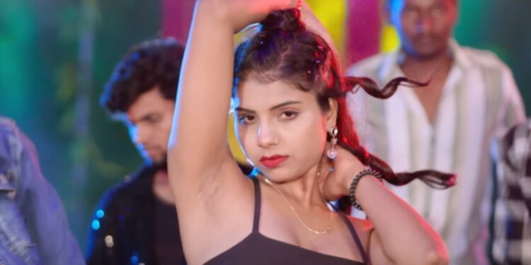 Bhojpuri Song: गोराये लगलु Pramod Premi Yadav और Komal Dubey की जोड़ी ने रच दिया जादू