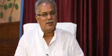 Bhupesh Baghel and Other Passengers Stuck in IndiGo Flight: All passengers including former CM Bhupesh Baghel not open after landing in Raipur, not all passengers including former CM Bhupesh Baghel, Doors of the Plane Did Not Open AFTER LANDING, All the passengers including Bhupesh baghel was stranded for half an hour