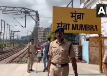 Big accident in Mumbai: 5 people fell on the gate and fall on track due to traumatic death of 5 people from local train