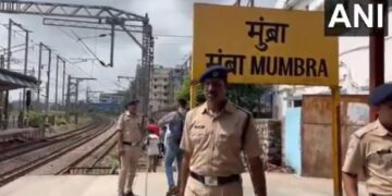 Big accident in Mumbai: 5 people fell on the gate and fall on track due to traumatic death of 5 people from local train