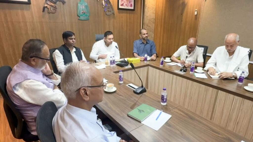 Bihar Election 2025 | Bihar Politics | Bihar Assembly Election 2025 | RJD Tejashwi Yadav CM Face | Tejashwi Yadav India Mahagathbandhan Meeting | Lalu Yadav | Bihar News | Nitish Kumar | , Tejashwi's big trick before Bihar election bugle! CM face and seat sharing in the Grand Alliance meeting News Track in Hindi