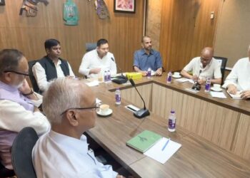 Bihar Election 2025 | Bihar Politics | Bihar Assembly Election 2025 | RJD Tejashwi Yadav CM Face | Tejashwi Yadav India Mahagathbandhan Meeting | Lalu Yadav | Bihar News | Nitish Kumar | , Tejashwi's big trick before Bihar election bugle! CM face and seat sharing in the Grand Alliance meeting News Track in Hindi