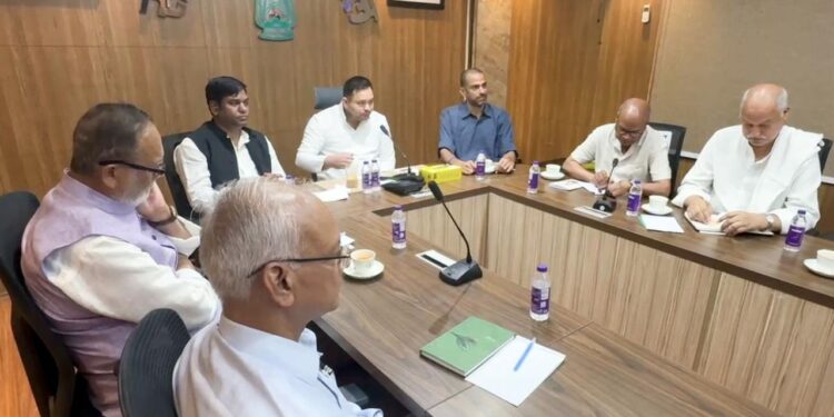 Bihar Election 2025 | Bihar Politics | Bihar Assembly Election 2025 | RJD Tejashwi Yadav CM Face | Tejashwi Yadav India Mahagathbandhan Meeting | Lalu Yadav | Bihar News | Nitish Kumar | , Tejashwi's big trick before Bihar election bugle! CM face and seat sharing in the Grand Alliance meeting News Track in Hindi