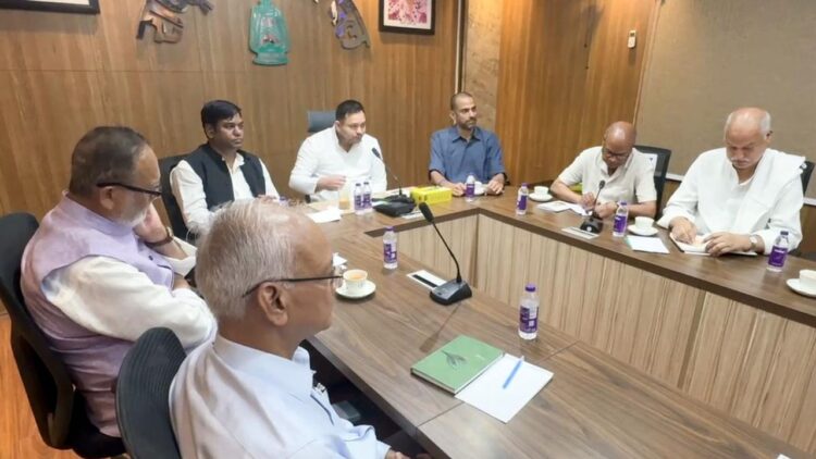 Bihar Election 2025 | Bihar Politics | Bihar Assembly Election 2025 | RJD Tejashwi Yadav CM Face | Tejashwi Yadav India Mahagathbandhan Meeting | Lalu Yadav | Bihar News | Nitish Kumar | , Tejashwi's big trick before Bihar election bugle! CM face and seat sharing in the Grand Alliance meeting News Track in Hindi