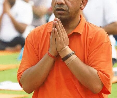 गोरखपुर में सीएम योगी ने किया योगाभ्यास , बोले- योग के जरिए भारत ने विश्व कल्याण का मार्ग प्रशस्त किया