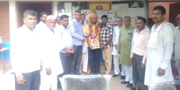 Celebration in Nagla Bhalli: Arun Kushwaha selected in NEET UG, villagers welcomed