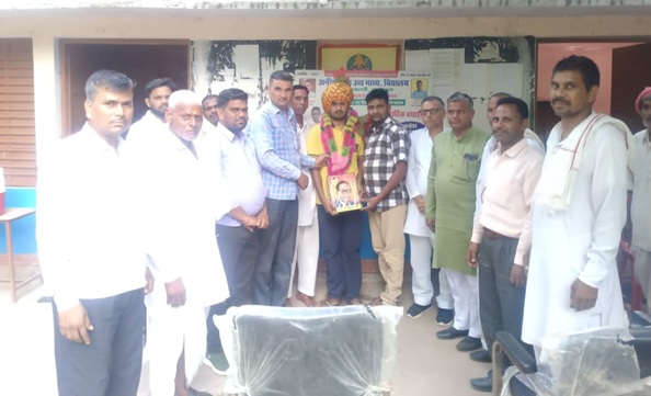 Celebration in Nagla Bhalli: Arun Kushwaha selected in NEET UG, villagers welcomed