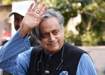 Congress MP Shashi THAROOR REPLIED on Rahul Gandhi Narendra Modi Surrender to President Donald Trump India Latest News in Hindi | On 'Narendra Surrender', Shashi Tharoor replied to his Netaji, cleared everything to Congress; Heated political mercury | News Track in Hindi