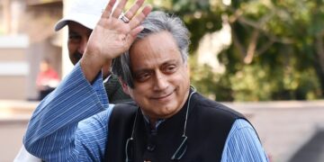 Congress MP Shashi THAROOR REPLIED on Rahul Gandhi Narendra Modi Surrender to President Donald Trump India Latest News in Hindi | On 'Narendra Surrender', Shashi Tharoor replied to his Netaji, cleared everything to Congress; Heated political mercury | News Track in Hindi