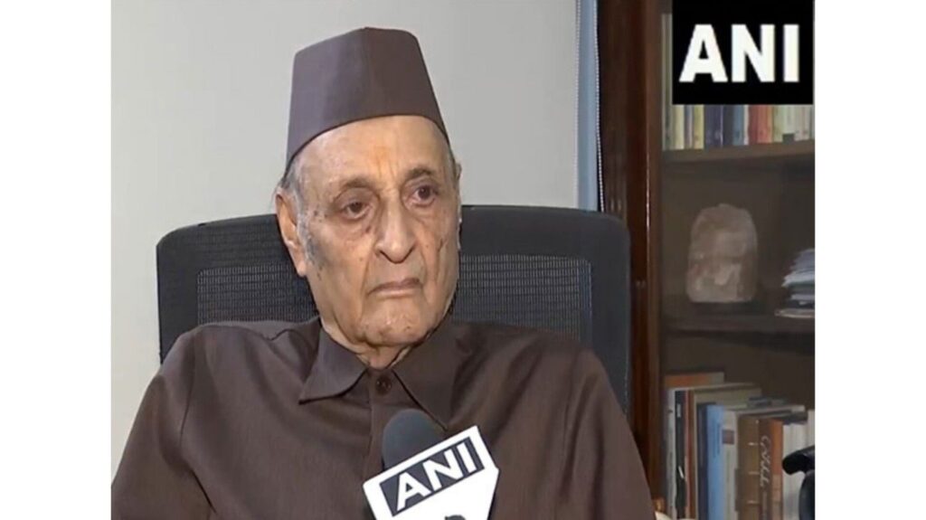 Congress leader Karan Singh praised the Modi government, saying "Railway dreams in Jammu and Kashmir are realized"