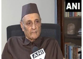 Congress leader Karan Singh praised the Modi government, saying "Railway dreams in Jammu and Kashmir are realized"