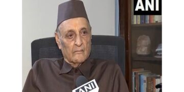 Congress leader Karan Singh praised the Modi government, saying "Railway dreams in Jammu and Kashmir are realized"