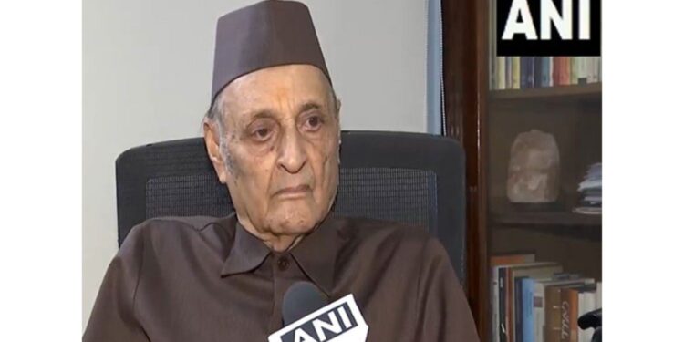 Congress leader Karan Singh praised the Modi government, saying "Railway dreams in Jammu and Kashmir are realized"