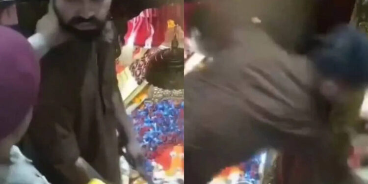 Crime: Security personnel slapped priest in sanctum sanctorum, incident imprisoned in CCTV