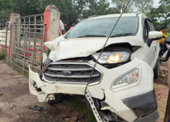 सड़क दुर्घटना में लेबर कोर्ट के पेशकार की मौत, पत्नी और दो बच्चों की हालत गंभीर