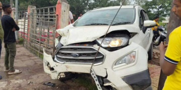 सड़क दुर्घटना में लेबर कोर्ट के पेशकार की मौत, पत्नी और दो बच्चों की हालत गंभीर