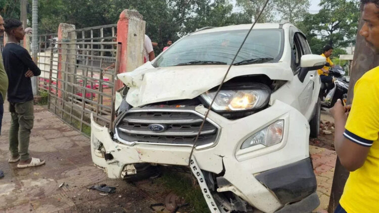 सड़क दुर्घटना में लेबर कोर्ट के पेशकार की मौत, पत्नी और दो बच्चों की हालत गंभीर