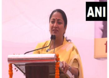 Delhi: After PM Modi, Delhi CM Rekha Gupta also planted "vermilion" tree, know why "Sindoor" is special