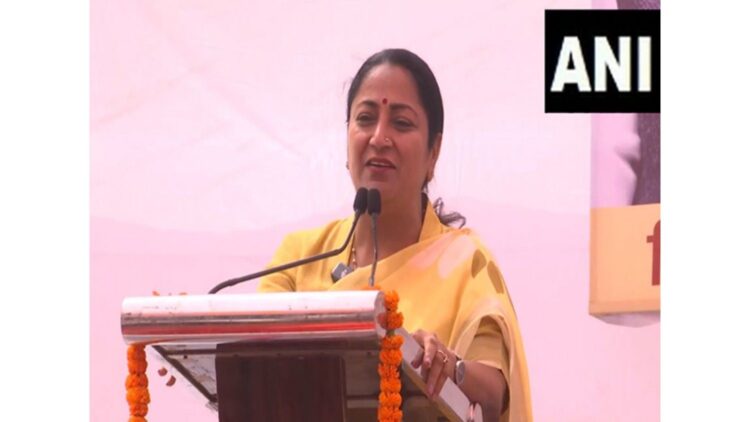 Delhi: After PM Modi, Delhi CM Rekha Gupta also planted "vermilion" tree, know why "Sindoor" is special