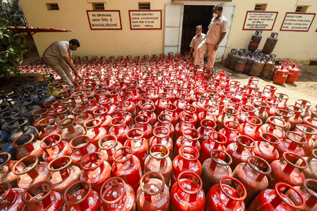 देश के हर परिवार तक एलपीजी सिलेंडर बुकिंग के चंद घंटों में घर तक हो रहा डिलीवर: हरदीप पुरी