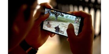 Digital addiction: Mobile took the place of parents' lap?