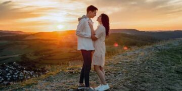 क्या आपकी पसंदीदा लड़की भी आपसे प्यार करती है? वीडियो में जानिए लड़कियों के 10 सीक्रेट इशारे जो बताते है कि उनकी