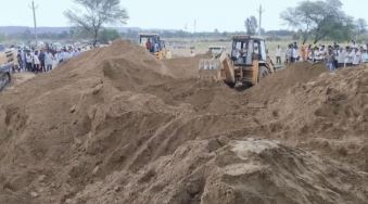 During the pipeline excavation work in Bharatpur, Rajasthan, two persons died due to soil collapse, five are feared to be buried