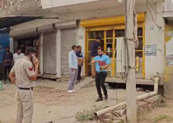 Excise team went to investigate liquor contract in a village in Faridabad, accused absconding as soon as police arrived