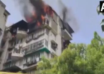 Fierce fire in Dwarka's flat, father jumped with two children, all three died
