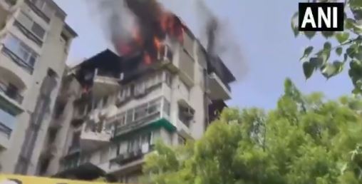 Fierce fire in Dwarka's flat, father jumped with two children, all three died
