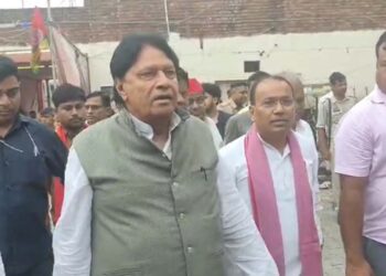 Firozabad News | Ramjilal Suman Ka Bayan | Newstrack Hindi News | Up ka taaza samachar in hindi | Firozabad News: Ramjilal Suman said on the Etawah incident, said- "This is not a conflict between two societies and castes, there is a difference of ideologies". News Track in Hindi