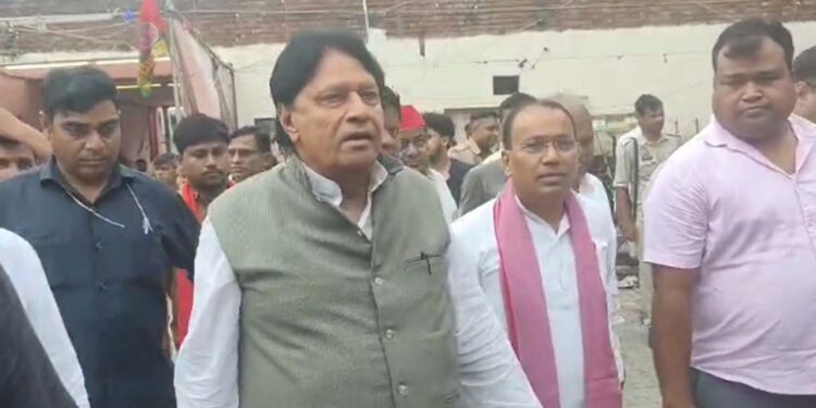 Firozabad News | Ramjilal Suman Ka Bayan | Newstrack Hindi News | Up ka taaza samachar in hindi | Firozabad News: Ramjilal Suman said on the Etawah incident, said- "This is not a conflict between two societies and castes, there is a difference of ideologies". News Track in Hindi