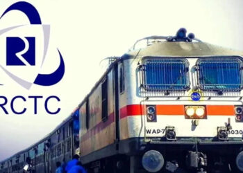 भारतीय रेलवे ने तत्काल टिकट बुकिंग प्रणाली में बड़ा बदलाव करते हुए एक नया नियम लागू किया है जो करोड़ों यात्रियों को प्रभावित कर सकता है। रेलवे के नए नियम के मुताबिक, यदि आपका IRCTC खाता आधार कार्ड से लिंक नहीं है, तो आने वाले समय में आपको तत्काल टिकट बुक करने में मुश्किलों का सामना करना पड़ सकता है।  अब से केवल आधार लिंक्ड अकाउंट वाले यूज़र्स को तत्काल टिकट विंडो खुलने से 10 मिनट पहले ही एक्सेस मिलेगा, जिससे कन्फर्म टिकट मिलने की संभावना बढ़ जाती है। ये सुविधा उन यात्रियों के लिए खास लाभकारी होगी जो हर दिन मोबाइल या लैपटॉप के जरिए ट्रेन टिकट बुक करते हैं।  क्या है नया नियम? रेलवे ने यह साफ कर दिया है कि तत्काल टिकट बुकिंग शुरू होते ही पहले 10 मिनट के लिए बुकिंग का अधिकार केवल उन यात्रियों को होगा, जिनका IRCTC अकाउंट आधार से जुड़ा है। इस दौरान कोई भी एजेंट टिकट नहीं बुक कर पाएगा। इससे यह सुनिश्चित किया जा रहा है कि आम यात्रियों को प्राथमिकता मिले और एजेंट सिस्टम का गलत फायदा न उठा सकें।  IRCTC अकाउंट को आधार से कैसे लिंक करें? अगर आपने अब तक अपना IRCTC अकाउंट आधार से लिंक नहीं किया है, तो आप इन आसान स्टेप्स को फॉलो कर सकते हैं:  सबसे पहले www.irctc.co.in वेबसाइट पर जाएं।  अपने यूज़रनेम और पासवर्ड से लॉगिन करें।  होमपेज पर ‘My Account’ टैब में जाएं।  ‘Link Your Aadhaar’ ऑप्शन पर क्लिक करें।  अपने 12 अंकों के आधार नंबर और नाम की जानकारी भरें।  रजिस्टर्ड मोबाइल पर आए OTP को दर्ज करें और ‘Update’ पर क्लिक करें।  आपकी प्रोफाइल आधार से सफलतापूर्वक लिंक हो जाएगी।  तत्काल टिकट बुक करने की पूरी प्रक्रिया अगर आपका IRCTC अकाउंट आधार से लिंक है, तो आप इस नियम के तहत पहले 10 मिनट की बुकिंग विंडो का फायदा उठा सकते हैं। नीचे दी गई प्रक्रिया को फॉलो कर आप तत्काल टिकट आसानी से बुक कर सकते हैं:  IRCTC वेबसाइट पर जाएं और लॉगिन करें।  अपनी यात्रा की जानकारी भरें—जैसे “From” और “To” स्टेशन, यात्रा की तारीख और कोटा में Tatkal विकल्प चुनें।  “Search” बटन पर क्लिक करें, ट्रेनों की लिस्ट सामने आएगी।  सीट उपलब्धता देखने के बाद उपयुक्त ट्रेन का चयन करें।  यात्री की डिटेल्स जैसे नाम, उम्र, जेंडर भरें। अगर अकाउंट आधार से लिंक है, तो इसे प्राथमिकता मिलेगी।  उपलब्ध सीट और कोच का चयन करें, सही कैप्चा कोड और मोबाइल नंबर डालें।  भुगतान के लिए डेबिट/क्रेडिट कार्ड, नेट बैंकिंग, UPI जैसे किसी भी मोड का चयन करें।  पेमेंट होते ही आपकी टिकट बुक हो जाएगी, जिसकी जानकारी SMS और ईमेल के जरिए मिल जाएगी।  यात्रियों के लिए बड़ा फायदा इस नए नियम से उन यात्रियों को बड़ा फायदा मिलेगा जो रोजाना ऑफिस, पढ़ाई या जरूरी कामों से यात्रा करते हैं और उन्हें अक्सर आखिरी समय में टिकट की जरूरत होती है। आधार लिंक के साथ:  10 मिनट पहले एक्सेस से टिकट बुकिंग की सफलता बढ़ेगी।  एजेंट्स की बुकिंग पर नियंत्रण रहेगा।  असली यात्रियों को टिकट मिलना ज्यादा आसान होगा।