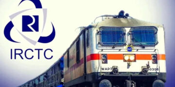 भारतीय रेलवे ने तत्काल टिकट बुकिंग प्रणाली में बड़ा बदलाव करते हुए एक नया नियम लागू किया है जो करोड़ों यात्रियों को प्रभावित कर सकता है। रेलवे के नए नियम के मुताबिक, यदि आपका IRCTC खाता आधार कार्ड से लिंक नहीं है, तो आने वाले समय में आपको तत्काल टिकट बुक करने में मुश्किलों का सामना करना पड़ सकता है।  अब से केवल आधार लिंक्ड अकाउंट वाले यूज़र्स को तत्काल टिकट विंडो खुलने से 10 मिनट पहले ही एक्सेस मिलेगा, जिससे कन्फर्म टिकट मिलने की संभावना बढ़ जाती है। ये सुविधा उन यात्रियों के लिए खास लाभकारी होगी जो हर दिन मोबाइल या लैपटॉप के जरिए ट्रेन टिकट बुक करते हैं।  क्या है नया नियम? रेलवे ने यह साफ कर दिया है कि तत्काल टिकट बुकिंग शुरू होते ही पहले 10 मिनट के लिए बुकिंग का अधिकार केवल उन यात्रियों को होगा, जिनका IRCTC अकाउंट आधार से जुड़ा है। इस दौरान कोई भी एजेंट टिकट नहीं बुक कर पाएगा। इससे यह सुनिश्चित किया जा रहा है कि आम यात्रियों को प्राथमिकता मिले और एजेंट सिस्टम का गलत फायदा न उठा सकें।  IRCTC अकाउंट को आधार से कैसे लिंक करें? अगर आपने अब तक अपना IRCTC अकाउंट आधार से लिंक नहीं किया है, तो आप इन आसान स्टेप्स को फॉलो कर सकते हैं:  सबसे पहले www.irctc.co.in वेबसाइट पर जाएं।  अपने यूज़रनेम और पासवर्ड से लॉगिन करें।  होमपेज पर ‘My Account’ टैब में जाएं।  ‘Link Your Aadhaar’ ऑप्शन पर क्लिक करें।  अपने 12 अंकों के आधार नंबर और नाम की जानकारी भरें।  रजिस्टर्ड मोबाइल पर आए OTP को दर्ज करें और ‘Update’ पर क्लिक करें।  आपकी प्रोफाइल आधार से सफलतापूर्वक लिंक हो जाएगी।  तत्काल टिकट बुक करने की पूरी प्रक्रिया अगर आपका IRCTC अकाउंट आधार से लिंक है, तो आप इस नियम के तहत पहले 10 मिनट की बुकिंग विंडो का फायदा उठा सकते हैं। नीचे दी गई प्रक्रिया को फॉलो कर आप तत्काल टिकट आसानी से बुक कर सकते हैं:  IRCTC वेबसाइट पर जाएं और लॉगिन करें।  अपनी यात्रा की जानकारी भरें—जैसे “From” और “To” स्टेशन, यात्रा की तारीख और कोटा में Tatkal विकल्प चुनें।  “Search” बटन पर क्लिक करें, ट्रेनों की लिस्ट सामने आएगी।  सीट उपलब्धता देखने के बाद उपयुक्त ट्रेन का चयन करें।  यात्री की डिटेल्स जैसे नाम, उम्र, जेंडर भरें। अगर अकाउंट आधार से लिंक है, तो इसे प्राथमिकता मिलेगी।  उपलब्ध सीट और कोच का चयन करें, सही कैप्चा कोड और मोबाइल नंबर डालें।  भुगतान के लिए डेबिट/क्रेडिट कार्ड, नेट बैंकिंग, UPI जैसे किसी भी मोड का चयन करें।  पेमेंट होते ही आपकी टिकट बुक हो जाएगी, जिसकी जानकारी SMS और ईमेल के जरिए मिल जाएगी।  यात्रियों के लिए बड़ा फायदा इस नए नियम से उन यात्रियों को बड़ा फायदा मिलेगा जो रोजाना ऑफिस, पढ़ाई या जरूरी कामों से यात्रा करते हैं और उन्हें अक्सर आखिरी समय में टिकट की जरूरत होती है। आधार लिंक के साथ:  10 मिनट पहले एक्सेस से टिकट बुकिंग की सफलता बढ़ेगी।  एजेंट्स की बुकिंग पर नियंत्रण रहेगा।  असली यात्रियों को टिकट मिलना ज्यादा आसान होगा।