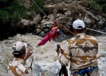 Floods Wreak Havoc in Sikkim Rescue Operation Underway | 1600 tourists Evacuate 6 Soldiers Missing in Sikkim | Latest News | Heavy rains caused havoc: Landslide affected life in northern Sikkim, rescue operation continues. News Track in Hindi