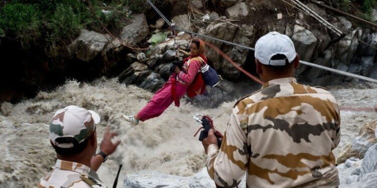 Floods Wreak Havoc in Sikkim Rescue Operation Underway | 1600 tourists Evacuate 6 Soldiers Missing in Sikkim | Latest News | Heavy rains caused havoc: Landslide affected life in northern Sikkim, rescue operation continues. News Track in Hindi