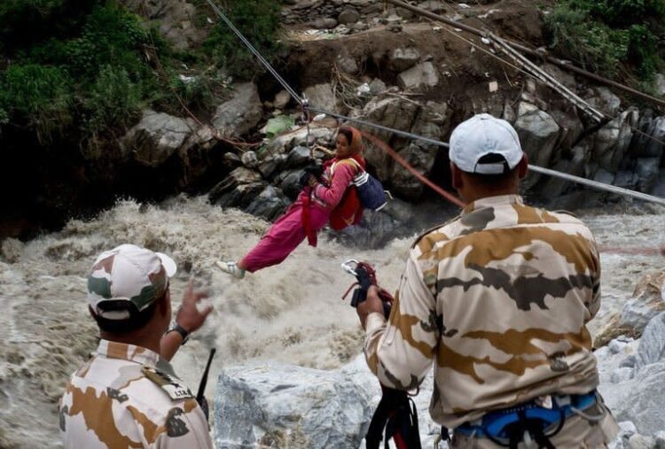 Floods Wreak Havoc in Sikkim Rescue Operation Underway | 1600 tourists Evacuate 6 Soldiers Missing in Sikkim | Latest News | Heavy rains caused havoc: Landslide affected life in northern Sikkim, rescue operation continues. News Track in Hindi