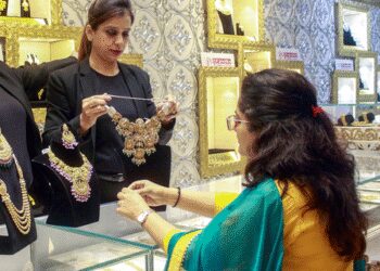 सस्ता हुआ सोना, चांदी की बढ़ी कीमत