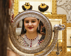 सोने की कीमत में उछाल, चांदी के दाम भी 1200 रुपए से ज्यादा बढ़े
