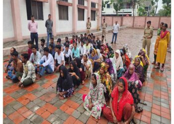 Gujarat: Gujarat Police caught 200 illegal Bangladeshis, exile process continues
