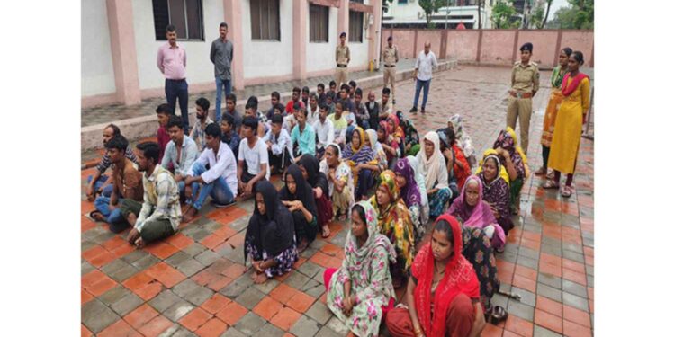 Gujarat: Gujarat Police caught 200 illegal Bangladeshis, exile process continues