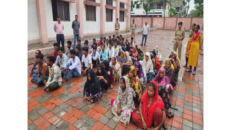 Gujarat: Gujarat Police caught 200 illegal Bangladeshis, exile process continues