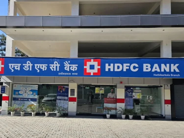 HDFC Bank Eye Circle. CEO Shashidhar Jagdishan came in wraps. The bank said that when he went to recover the loan, the scandal is done.