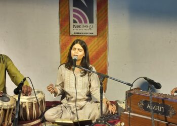In Bhakti Rasanjali, the ritual of the book hymns, 'Sham Rangi Rangi Chunariya' tied up