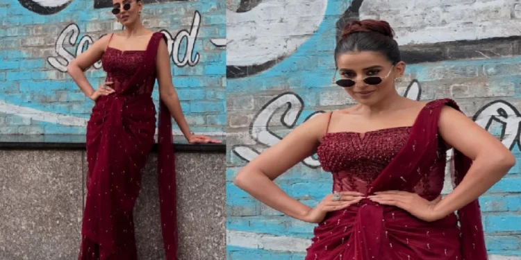 In red corset saree, Akshara Singh enhances internet temperature, will take photos of actress crazy