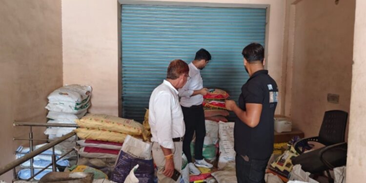 Intensive inspection of fertilizer, seeds, insecticides under the property control campaign in the district