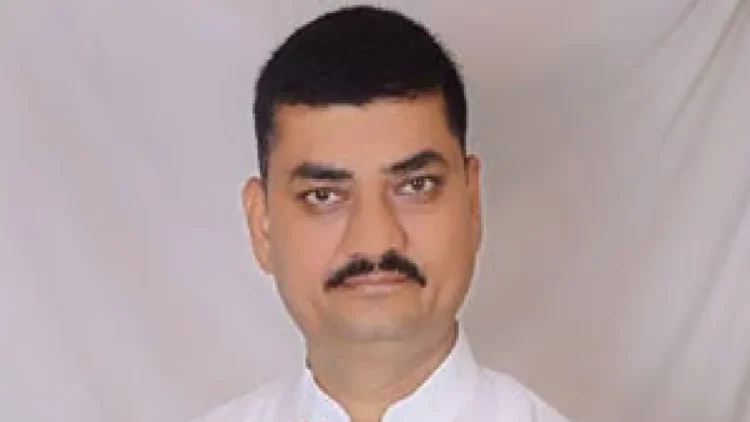 Jolt to aam admi party in Gujarat: Aam Aadmi Party, who was happy to win the Visavadar seat of Gujarat, left all the posts of the party by making all the allegations, MLA of Botad Gujarat Umesh Makwana Resigns from all post of Aam ADMI PARTY