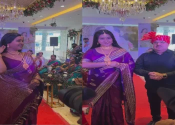 Kajal Raghwani wearing a porple saree and a lot of gold walked the ramp, crowded to see
